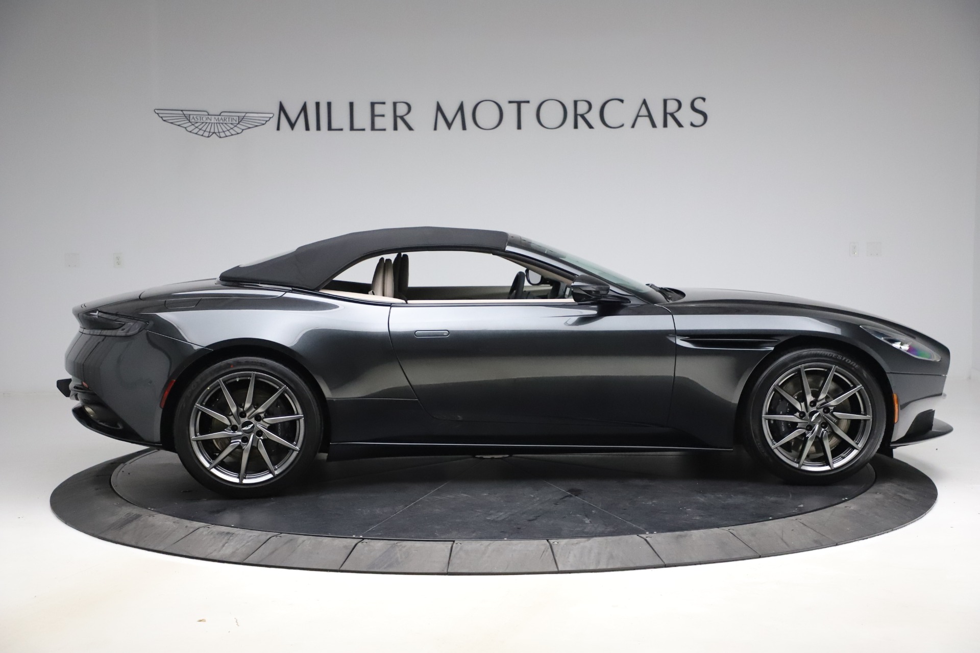 2021 aston martin db11 volante